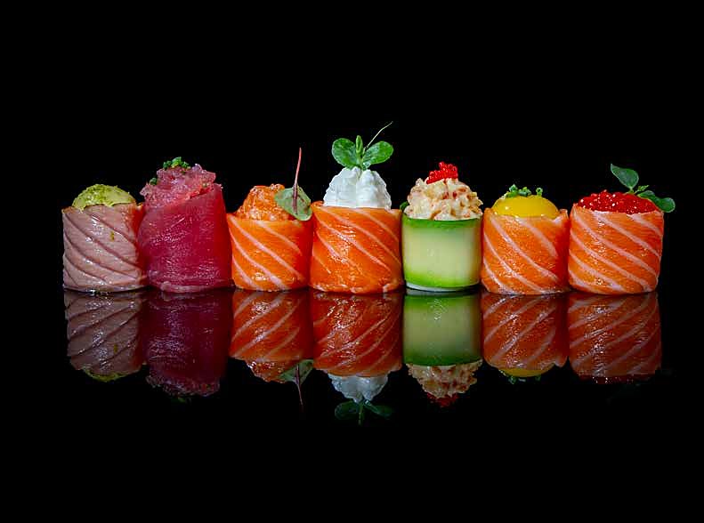 La linea di uramaki colorati del sushiman