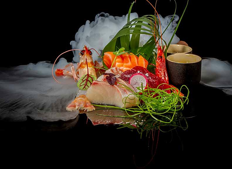 Sashimi Speciale con fumo e foglie tropicali
